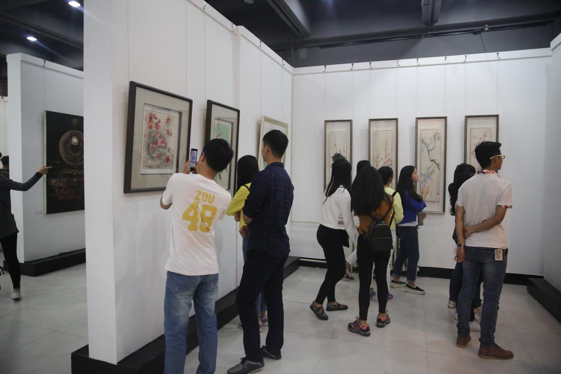员工们踊跃看展