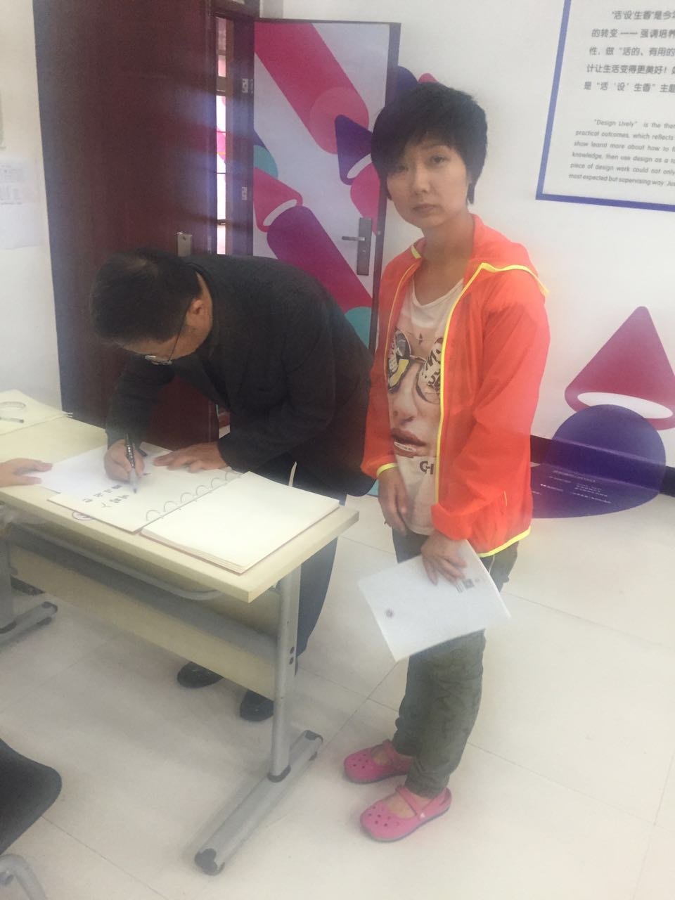 公司党委副书记刘志刚前来观展,并欣然题词。
